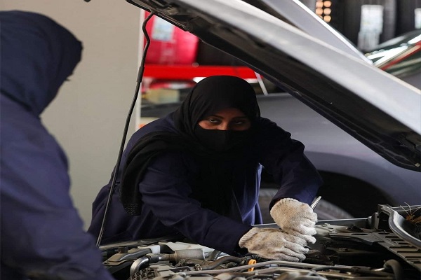 سعوديات يقتحمن مجال صيانة السيارات